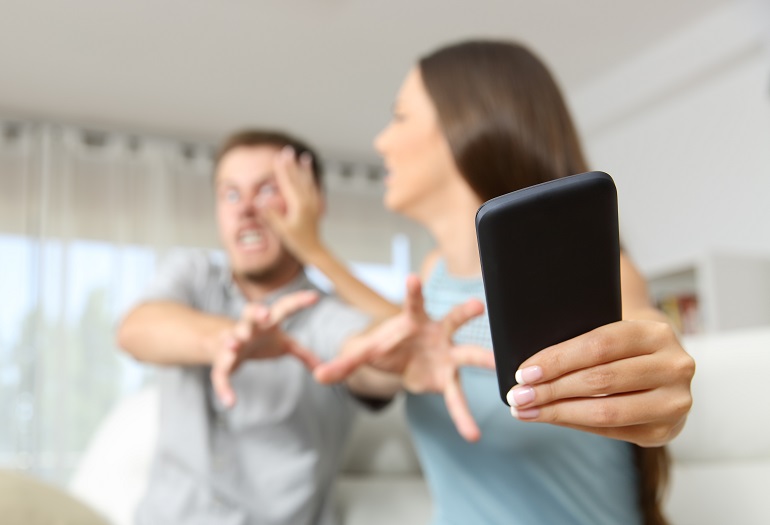 La sottrazione violenta del telefono posta in essere dal partner nei confronti della compagna: si può configurare l'ingiusto profitto del reato di rapina?